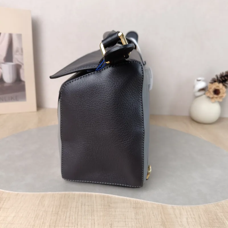 LOEWE Crossbody Bag Puzzle Colorblock Calfskin Medium 29 × 14 × 19.5 cm — detail view 4 of 15