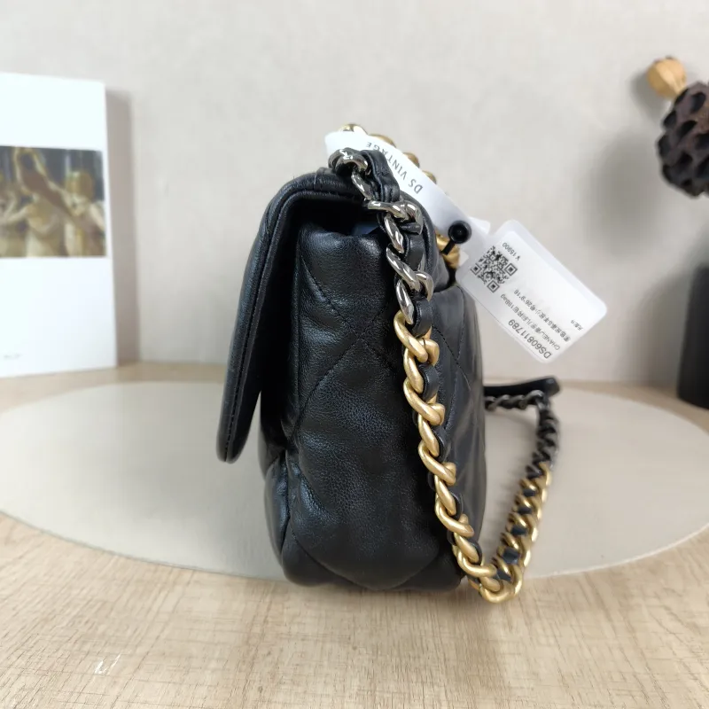 Chanel Crossbody Bag19Bag Black SL ambskin Small26 × 9 × 16 cm — detail view 3 of 13