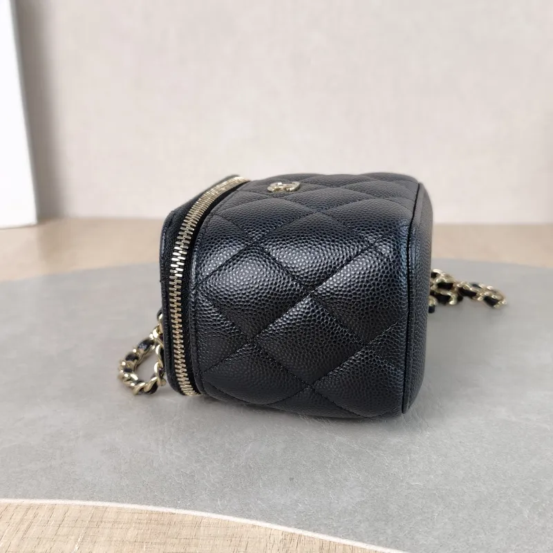 Chanel Crossbody Bag Edition Black Grained Calfskin Mini 11 × 7 × 9 cm 31 — detail view 4 of 11