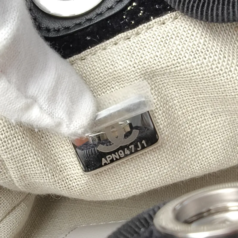 Chanel Shoulder Bag Black Mini 19 × 11 × 16 cm — detail view 7 of 12