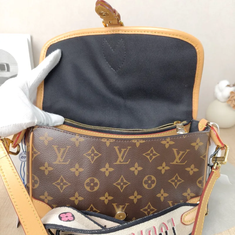 Louis Vuitton Crossbody Bag Diane Baguette Bag Shoulder Strap PVC Small 24 × 9 × 15 cm — detail view 4 of 15