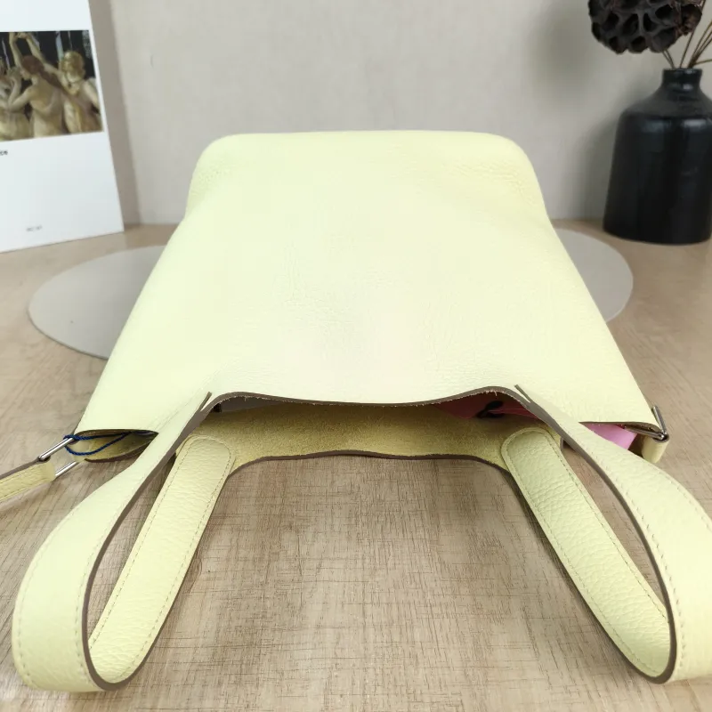 Hermès Top Handle Bag Picotin Lock 18 18 Taurillon Clemence TC Calfskin Small18 × 13 × 18 cm — detail view 1 of 9