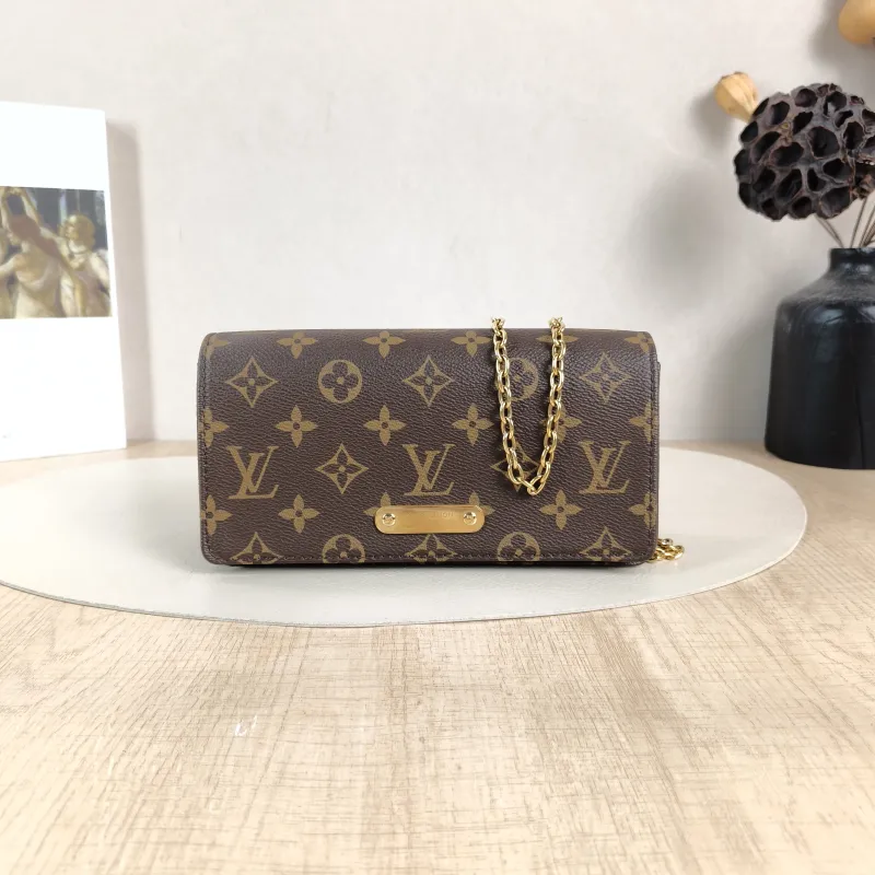 Louis Vuitton Crossbody Bag LILY Chain Bagwoc Monogram PVC 21 × 3.5 × 10.5 cm