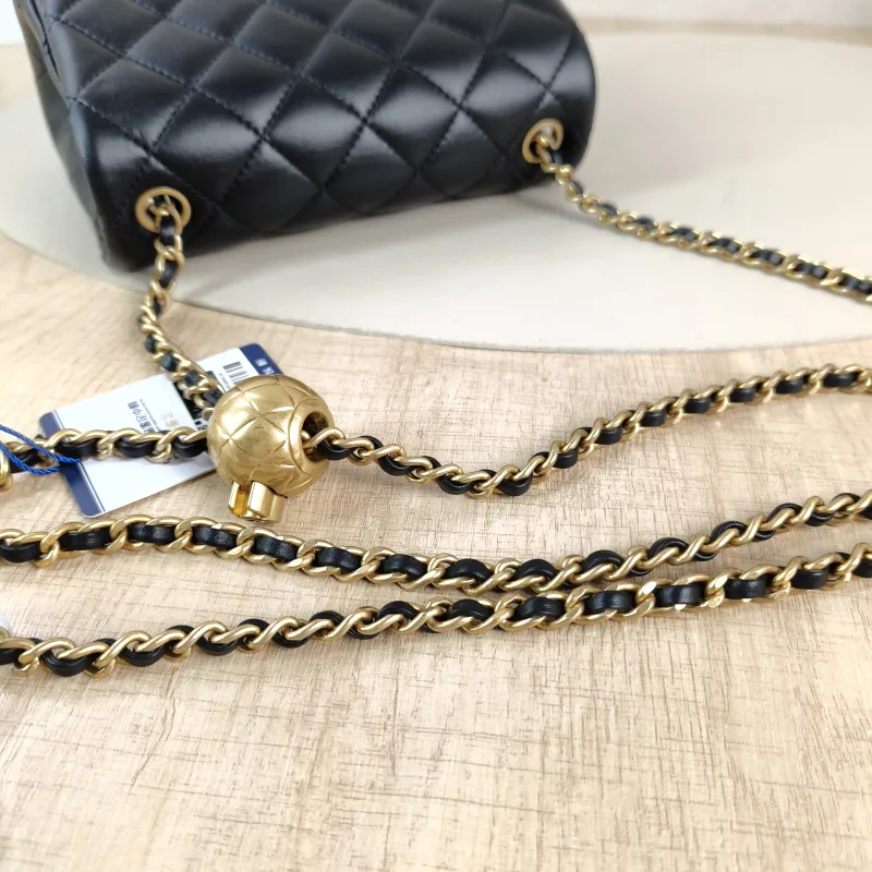 Chanel Crossbody Bag Black Lambskin One Size 17 × 8 × 13.5 cm — detail view 4 of 13