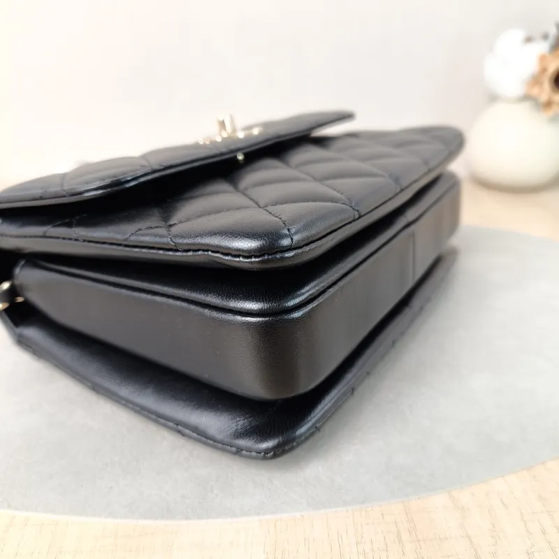 Chanel Top Handle Bag Trendy CC Black Lambskin Mini 19.5 × 8 × 14.5 cm — detail view 2 of 15