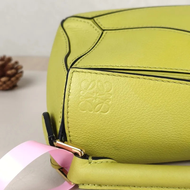 LOEWE Crossbody Bag Puzzle Green Calfskinmini18 × 8 × 12.5 cm — detail view 9 of 11