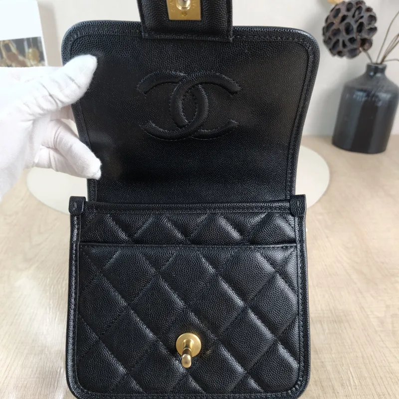 Chanel Crossbody Bag Messenger Bag Black Grained Calfskin 17 × 6 × 16 cm — detail view 1 of 11
