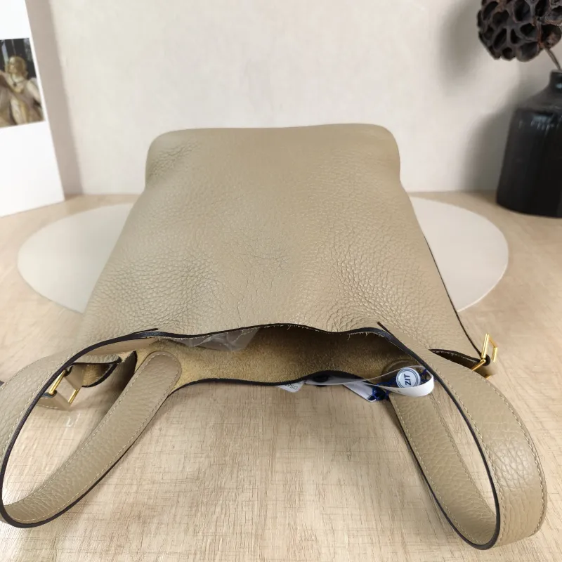 Hermès Top Handle Bag Picotin Lock 18 18 S2 TC Calfskin Small 18 × 13 × 18 cm B — detail view 3 of 8