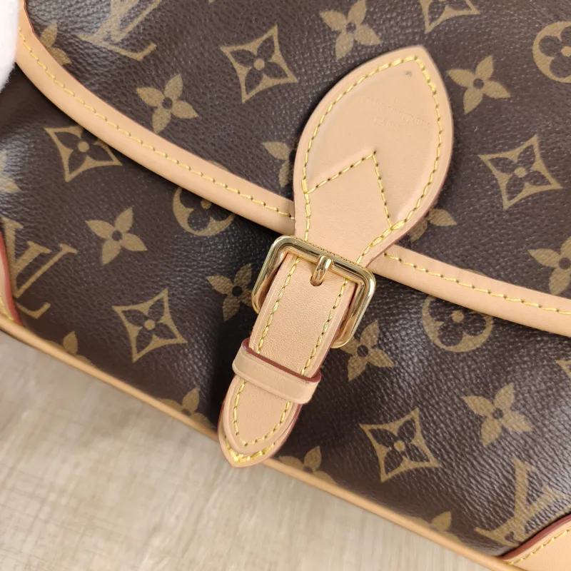 Louis Vuitton Crossbody Bag Diane Baguette Bag Shoulder Strap PVC Small 24 × 9 × 15 cm — detail view 4 of 11