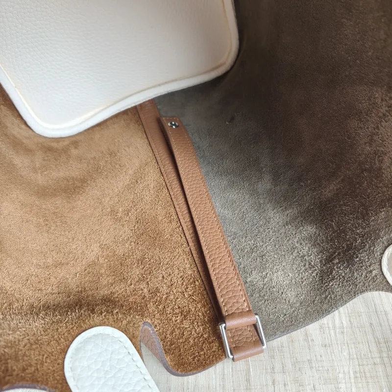 Hermès Top Handle Bag Picotin Lock 22 22 37 Brown · 18 · I2 TC Calfskin Medium 22 × 17 × 21 cm Z — detail view 3 of 9