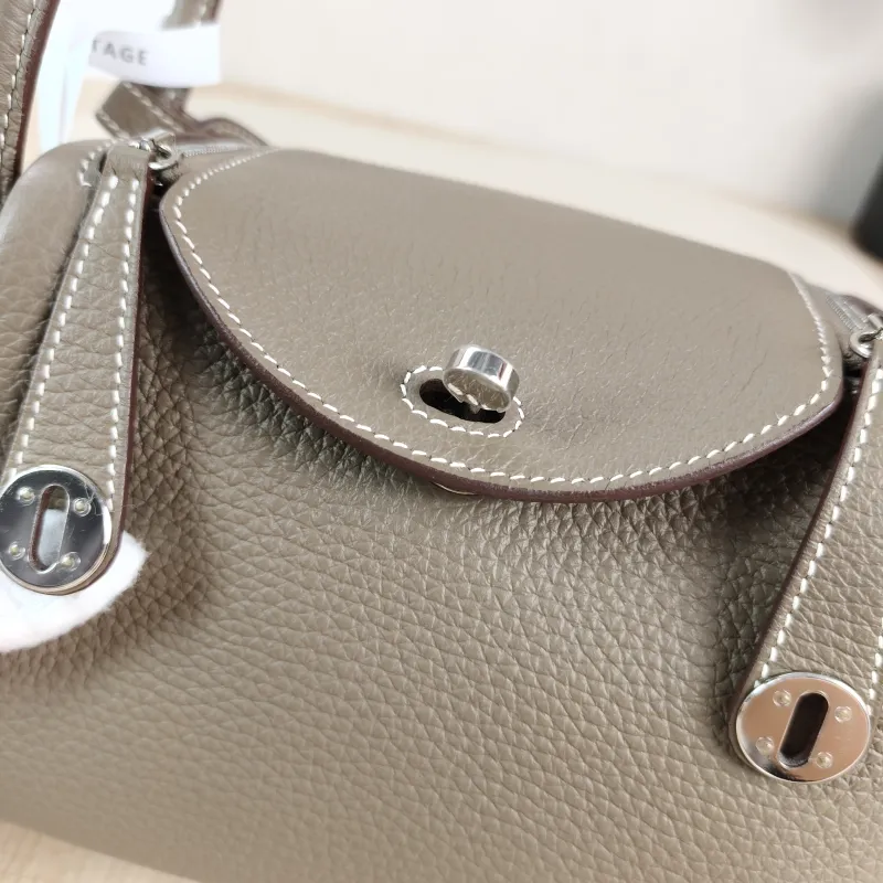 Hermès Crossbody Bag Lindy Mini 1918 TC Calfskinmini19 × 9.5 × 13 cm — detail view 11 of 12