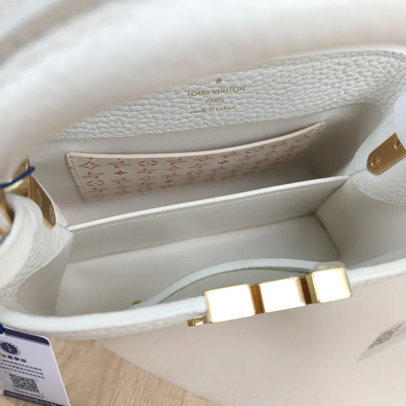 Louis Vuitton Crossbody Bag Capucines White Calfskinmini21 × 8 × 14 cm — detail view 10 of 11