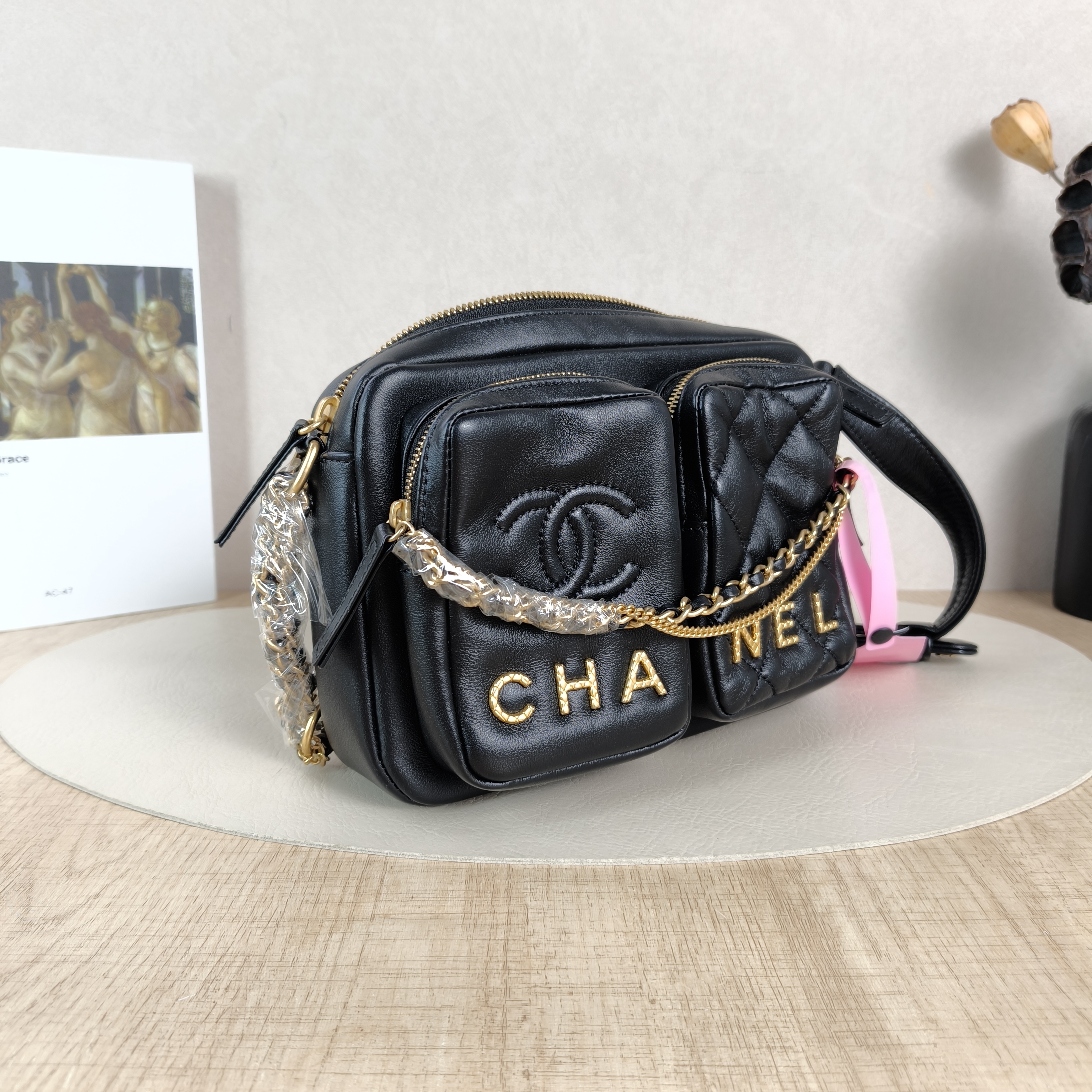 Chanel Crossbody Bag Crossbody Bag Black Lambskin One Size21 × 5 × 15 cm — cover view 2 of 5