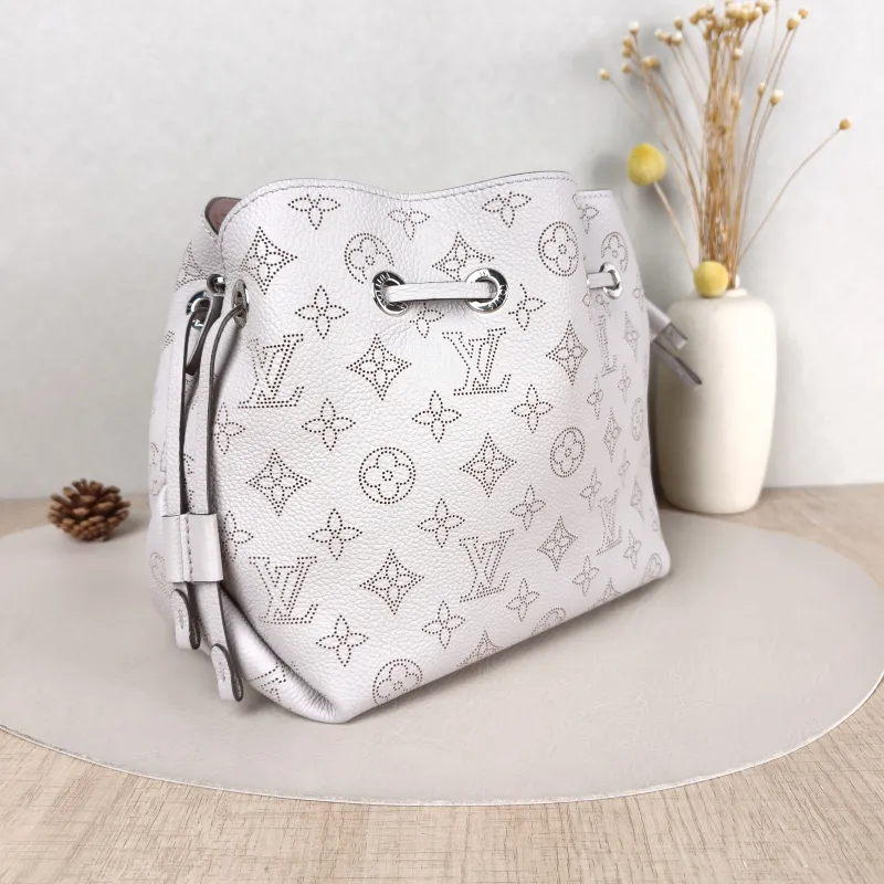Louis Vuitton Crossbody Bag BELLA Calfskin 22 × 14 × 19 cm — cover view 4 of 5