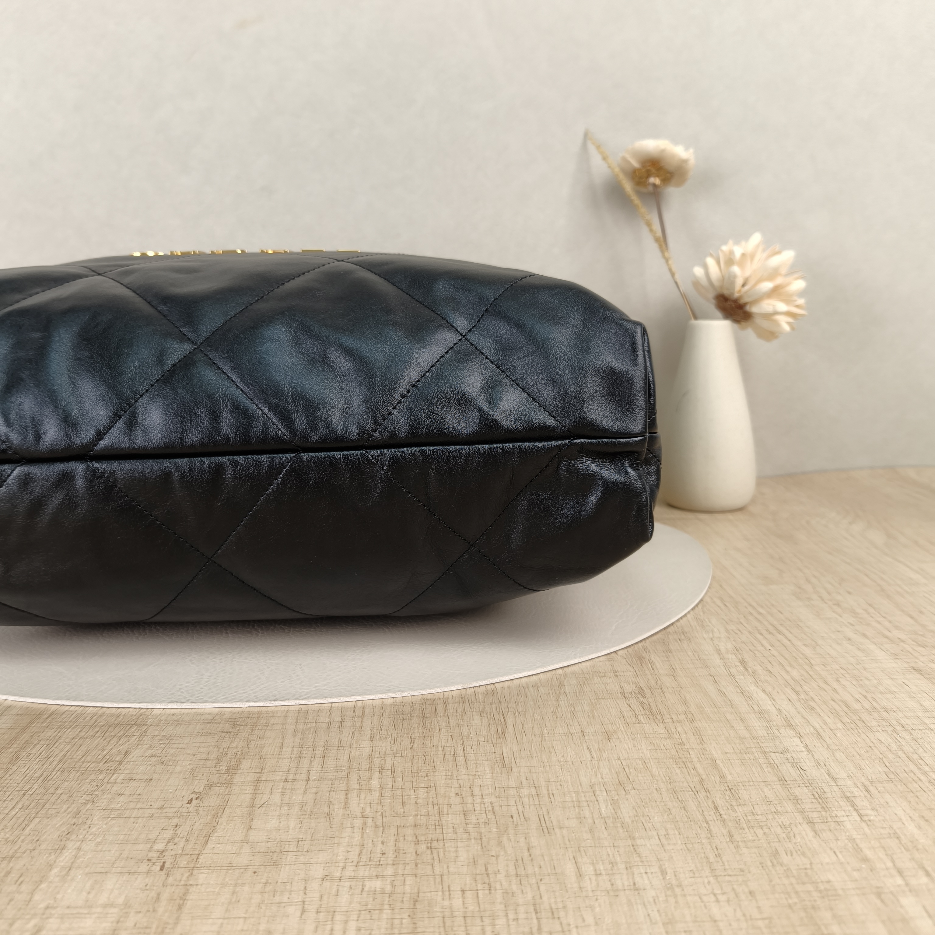 Chanel Shoulder Bag22Bag Black CC alfskin39 × 8 × 42 cm — cover view 4 of 8