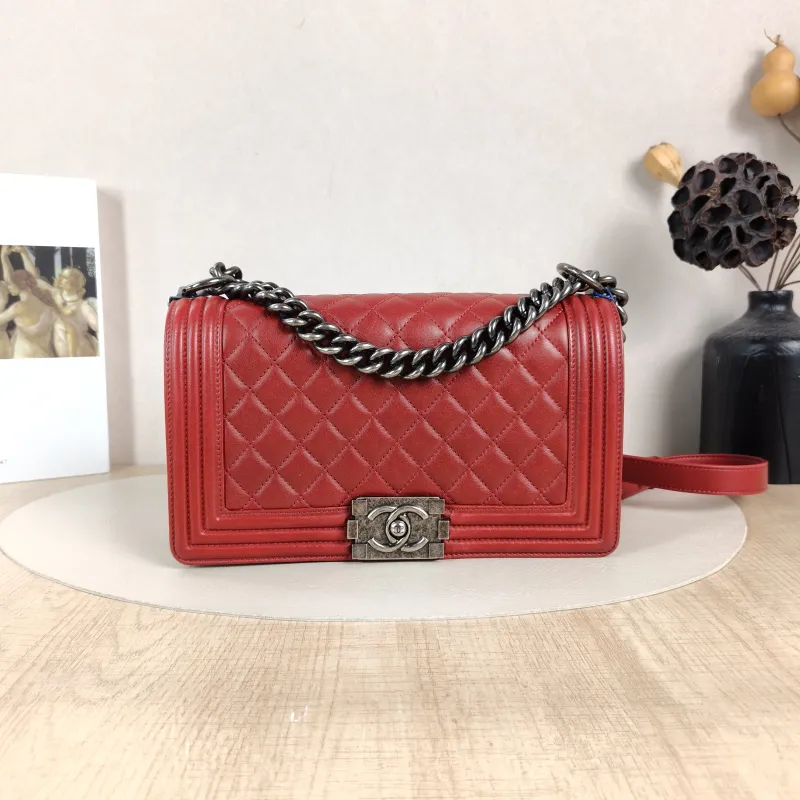 Chanel Crossbody Bag Le Boy​Red Calfskin Medium25 × 9 × 15 cm