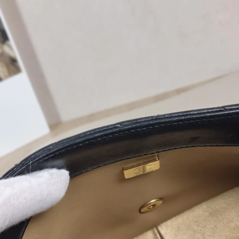 Chanel Crossbody Bag 24a Pearl Black Lambskin One Size 22 × 11 × 14.5 cm — detail view 8 of 11
