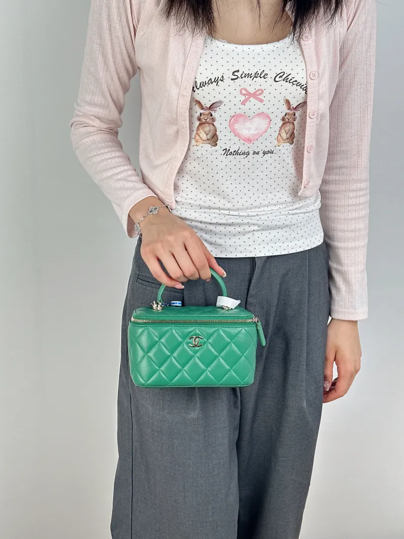 Chanel Crossbody Bag Edition Green Lambskinmini16 × 8 × 9.5 cm — on-model view 1 of 3