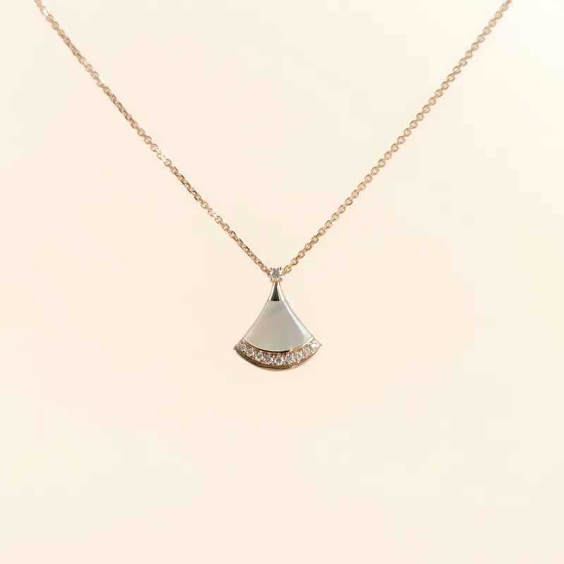 Bvlgari Necklace DIVAS’ DREAM Collection Pearl Pavé Diamond Pearl · White Mother-of-Pearl 18KR ose Gold Diamond Small 44cm