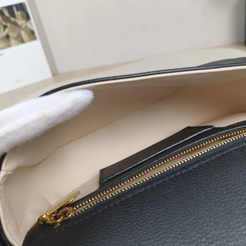 Louis Vuitton Crossbody Bag Pont 9 Soft Messenger Bag Black Calfskin Small21 × 6.5 × 15 cm — detail view 13 of 14