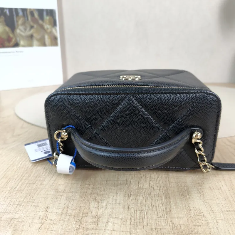 Chanel Crossbody Bag Edition Black Grained Calfskin Mini 16 × 8 × 9.5 cm — detail view 3 of 12