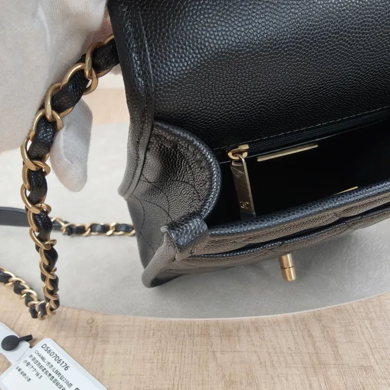 Chanel Crossbody Bag25b Messenger Bag Black Grained Calfskin Small17 × 7 × 16.5 cm — detail view 18 of 20