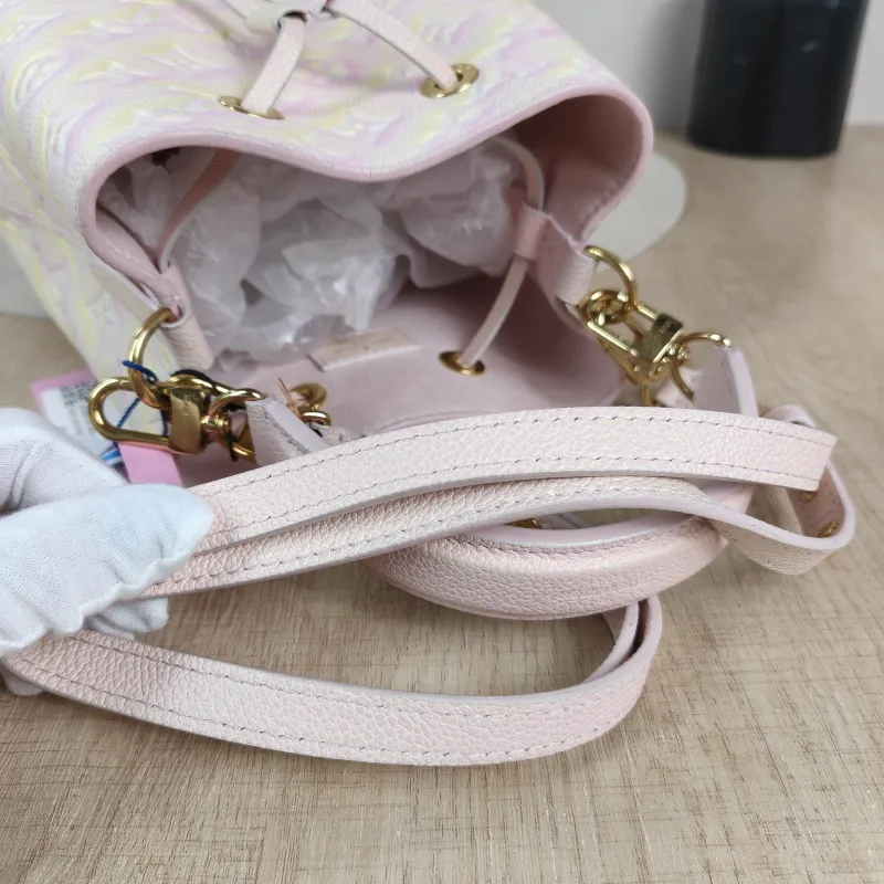 Louis Vuitton Crossbody Bag NÉONOÉ Bucket Bag BB Collection · Calfskin BB 20 × 13 × 20 cm — detail view 11 of 11