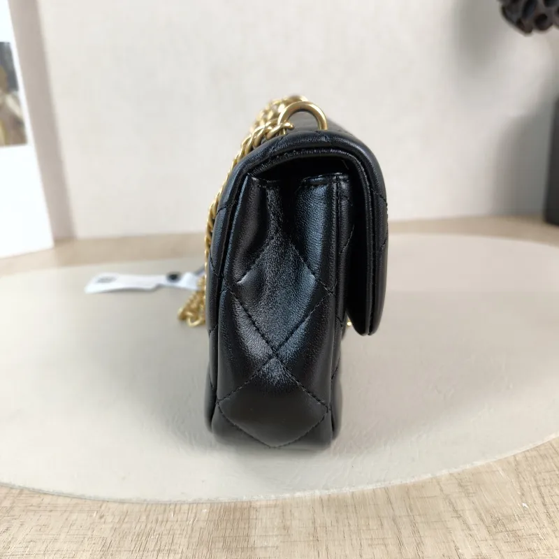 Chanel Crossbody Bag Black Lambskin 18 × 5 × 12 cm — detail view 7 of 11