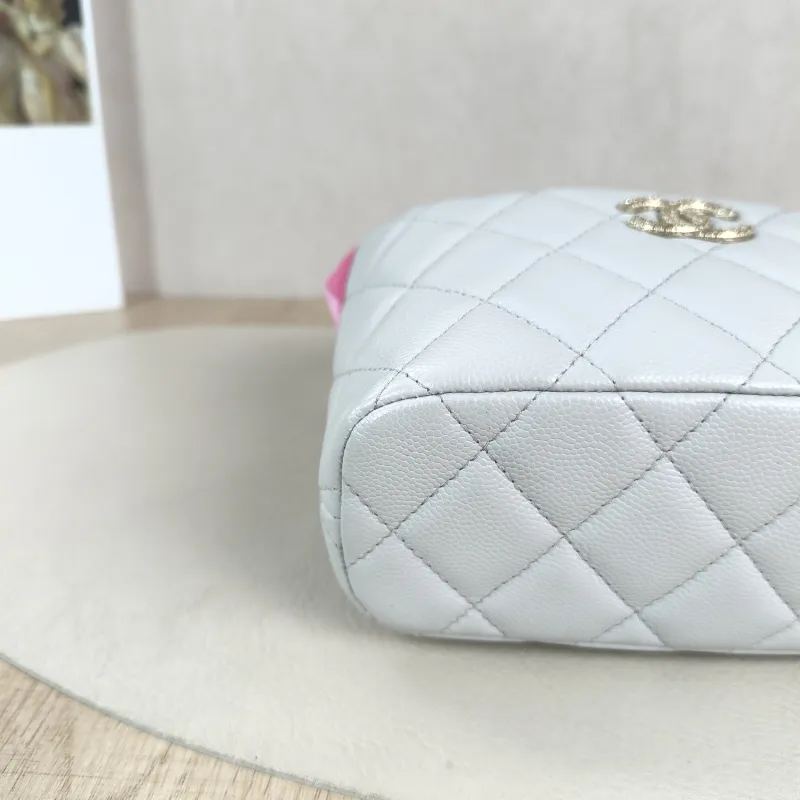 Chanel Crossbody Bag Crossbody Bag Grey Grained Calfskin One Size16 × 6 × 13 cm — detail view 10 of 13