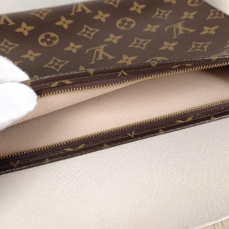 Louis Vuitton Clutch 26 Monogram PVC Large 25 × 5.5 × 20 cm — detail view 5 of 9