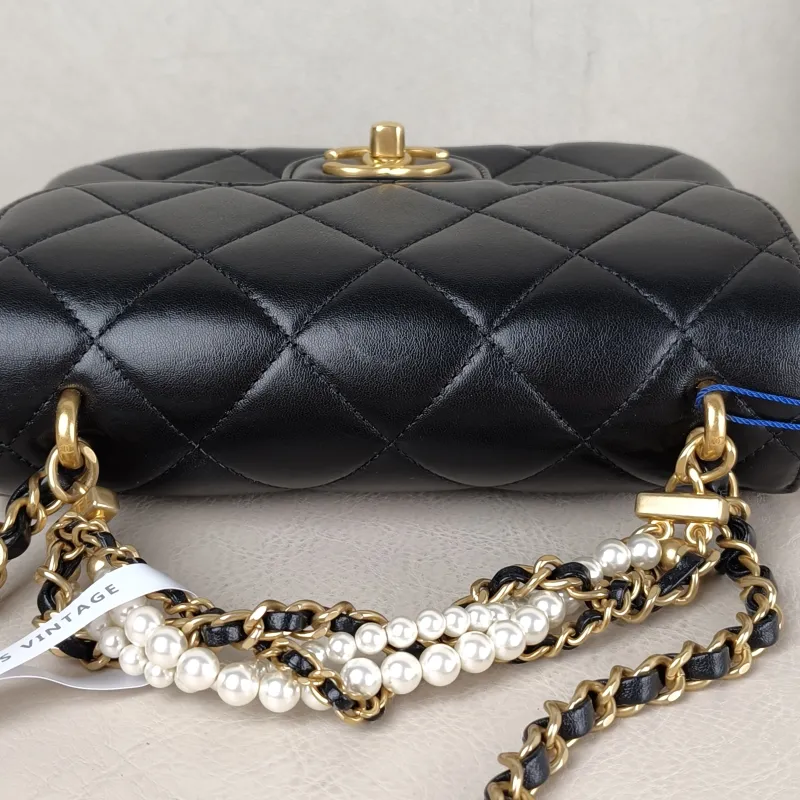 Chanel Crossbody Bag Pearl Black Lambskin Mini 19 × 5.5 × 12.5 cm — detail view 4 of 12