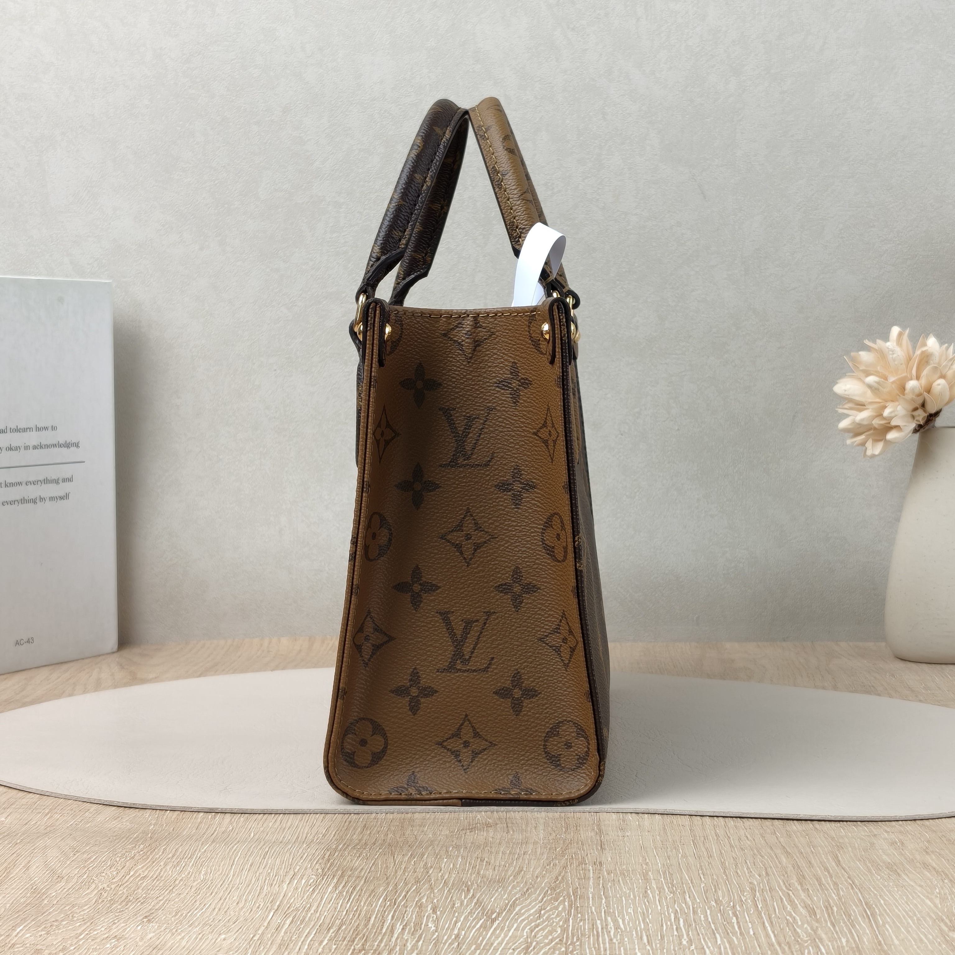 Louis Vuitton onthegomini Monogrampvc Microchip Edition · Box Dust Bag Shoulder Strap Inner Pouch · 25 × 11.5 × 19 cm — cover view 9 of 9