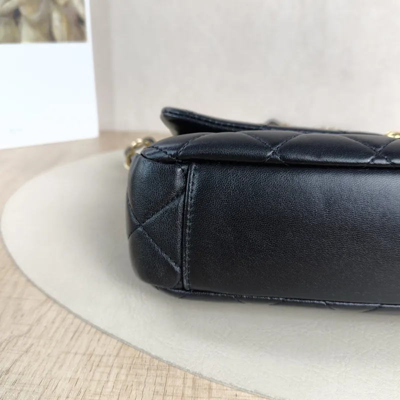 Chanel Crossbody Bag Black Lambskin Medium27 × 6 × 14 cm — detail view 4 of 14