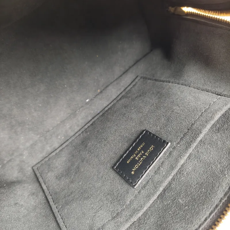 Louis Vuitton Top Handle Bag Alma BB Black Calfskin BB 23.5 × 11.5 × 17.5 cm — detail view 4 of 11