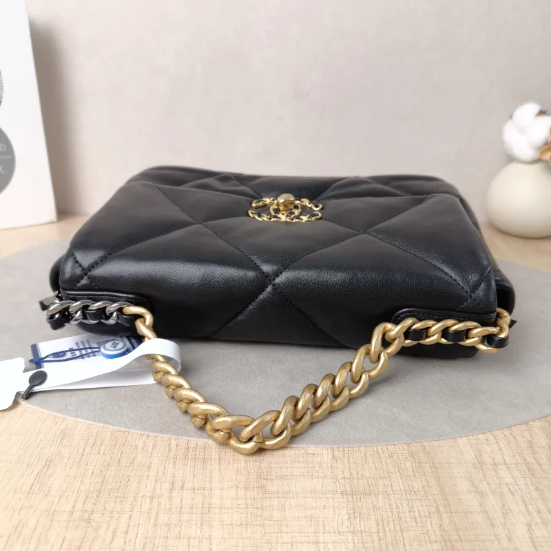 Chanel Crossbody Bag19Bag Small26 × 9 × 16 cm — detail view 2 of 13