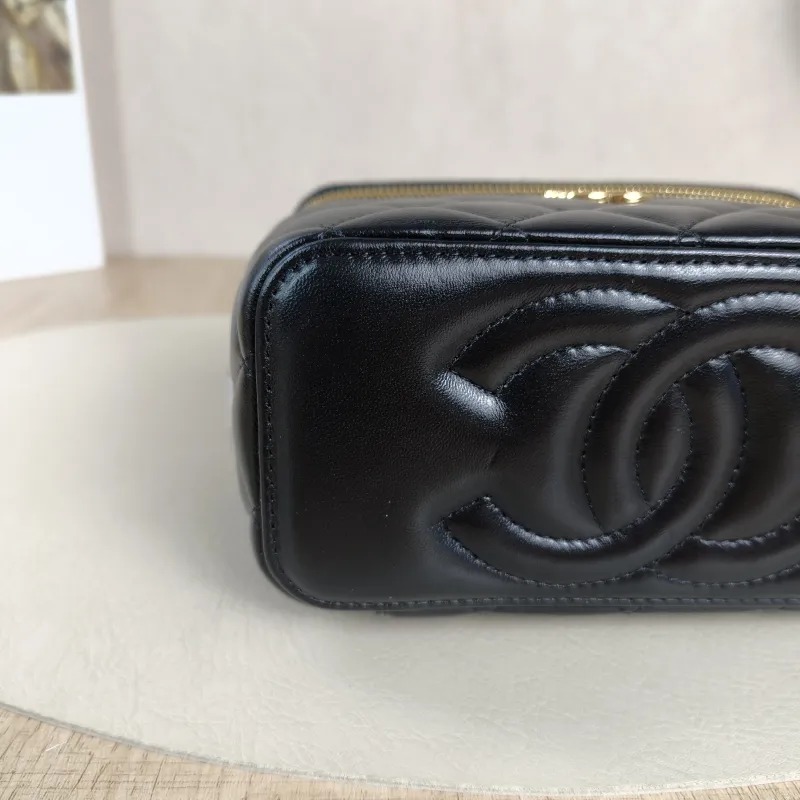 Chanel Crossbody Bag Edition Black Lambskinmini16 × 8 × 9.5 cm — detail view 6 of 14