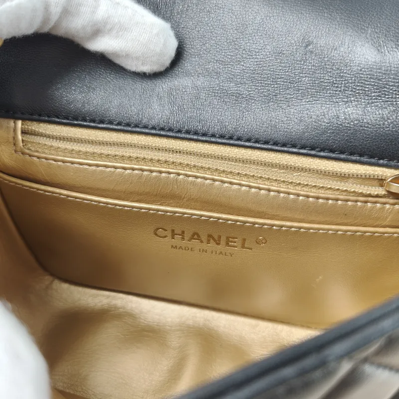 Chanel Crossbody Bag Black Lambskin One Size 17 × 8 × 13.5 cm — detail view 3 of 14