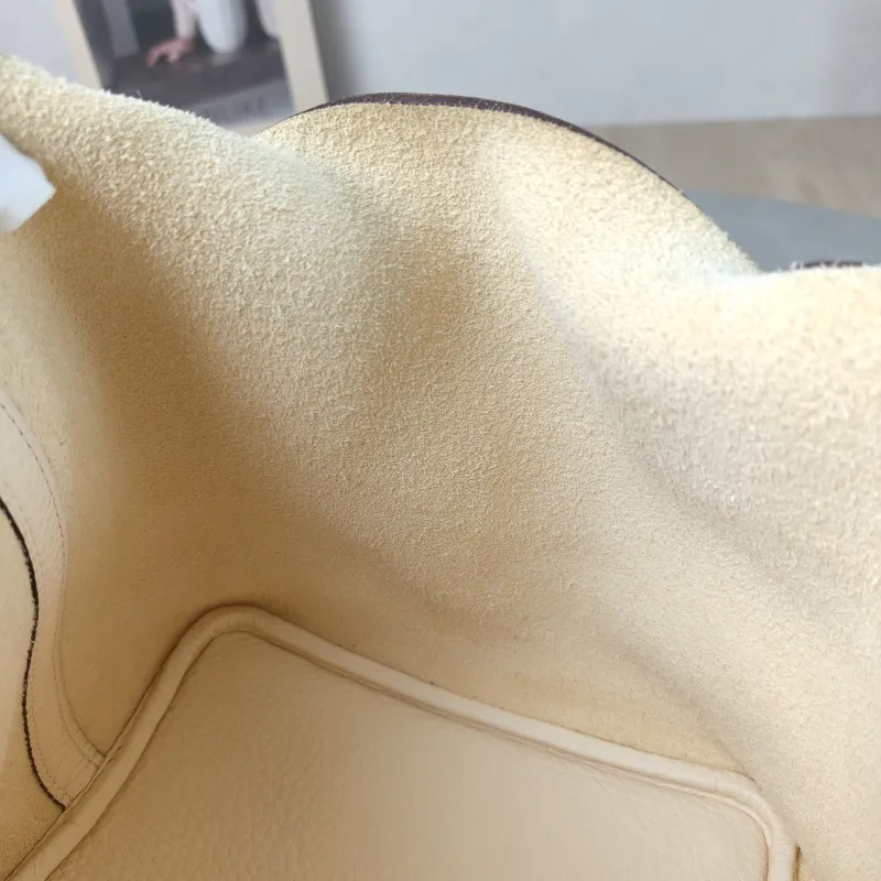 Hermès Top Handle Bag Picotin Lock 18 18 10Craie Taurillon Clemence TC Calfskin Small 18 × 13 × 18 cm Z Conditioned — detail view 11 of 12