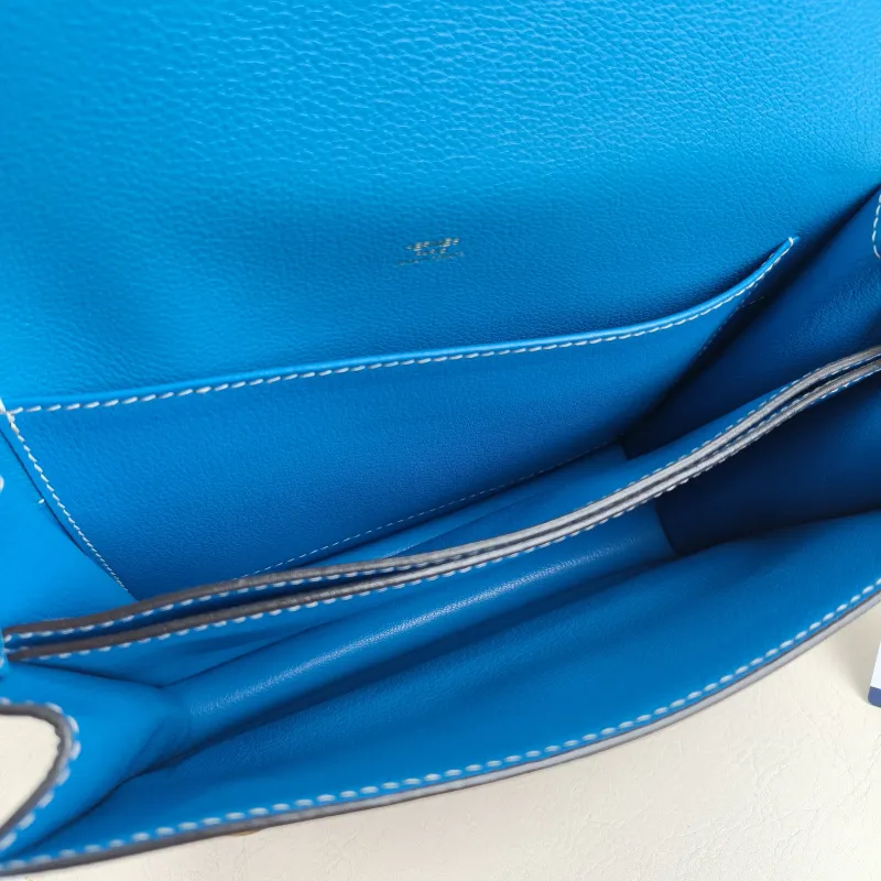 Hermès Crossbody Bag Roulis 23 B3 Evercolor Calfskin Medium 23 × 7.5 × 19 cm A — detail view 3 of 11