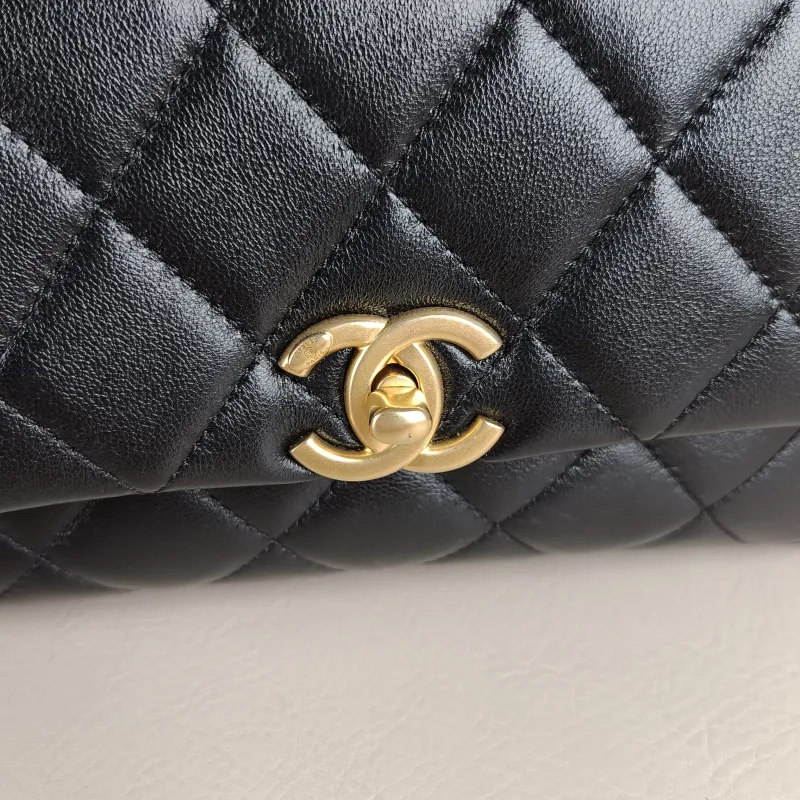 Chanel Crossbody Bag Pearl Black Lambskin Mini 19 × 7 × 13 cm — detail view 3 of 12