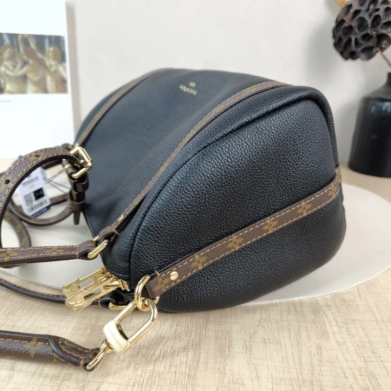 Louis Vuitton Shoulder Bag EXPRESS Shoulder Bag Black Calfskin Small 26 × 13.5 × 17 cm — detail view 5 of 10