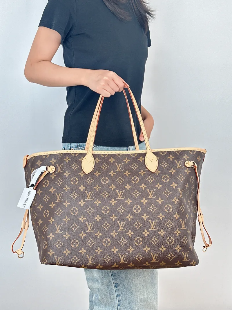 Louis Vuitton Shoulder Bag Neverfull Monogram PVC Large39 × 19 × 32 cm — on-model view 2 of 2