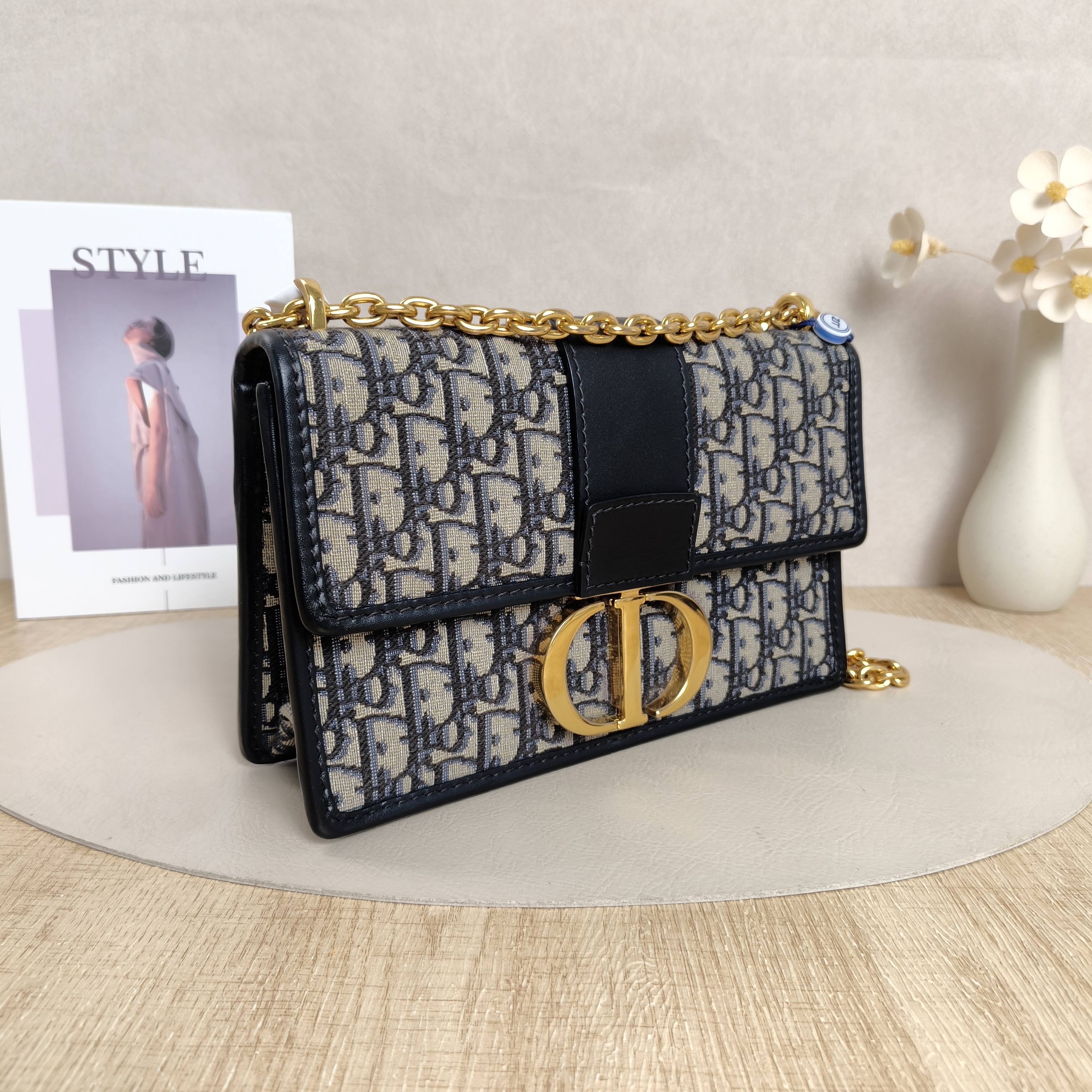 DIOR 30Montaigne 30Medium Monogram Canvas · 25 × 9 × 16.5 cm — cover view 5 of 10