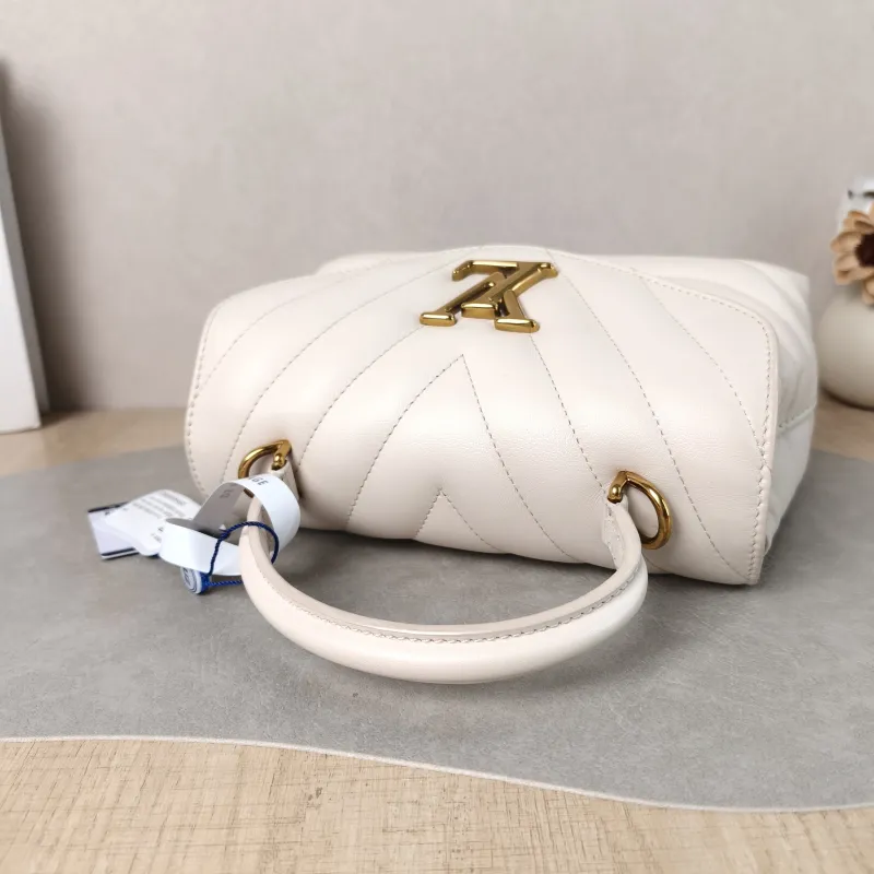 Louis Vuitton Crossbody Bag New Wave Hold Me Top Handle Bag White Calfskin One Size 23 × 10 × 15 cm — detail view 2 of 13