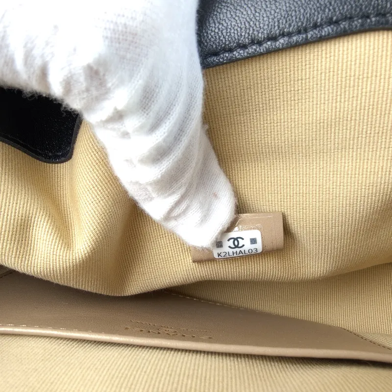 Chanel Crossbody Bag hobo Black Lambskin One Size 20 × 5 × 16.5 cm — detail view 9 of 11