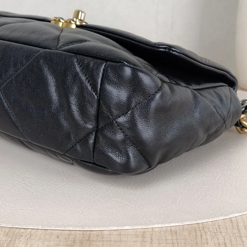 Chanel Crossbody Bag19Bag Black SL ambskin Small26 × 9 × 16 cm — detail view 7 of 15