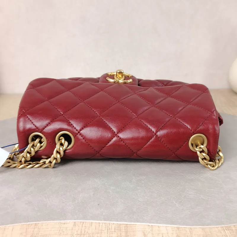 Chanel Crossbody Bag Burgundy Lambskin One Size 22 × 8 × 14 cm — detail view 7 of 12
