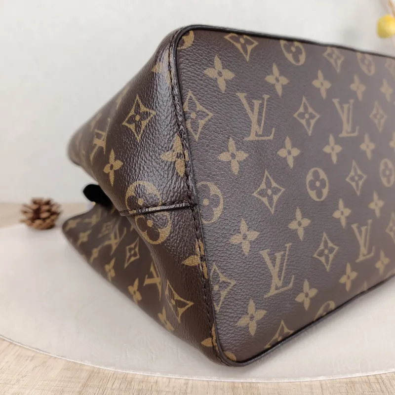 Louis Vuitton Shoulder Bag NÉONOÉ Bucket Bag Black PVC Medium 26 × 17.5 × 26 cm — detail view 4 of 10