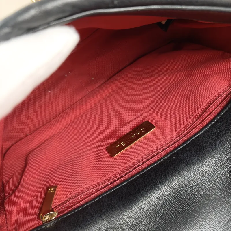 Chanel Crossbody Bag19Bag Black SL ambskin Small26 × 9 × 16 cm — detail view 1 of 13