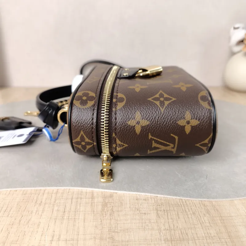 Louis Vuitton Shoulder Bag VANITY POUCH Cosmetic Bag Monogram PVC 19 × 6.5 × 11.5 cm — detail view 7 of 10